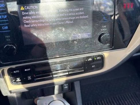 Used 2018 Toyota Corolla LE image 29