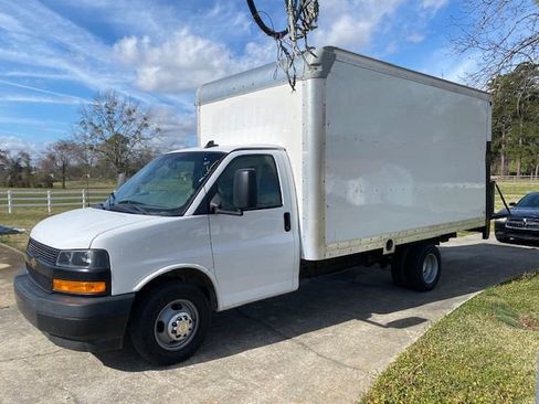 Used 2018 Chevrolet Express 3500 w/ Driver Convenience Package image 1