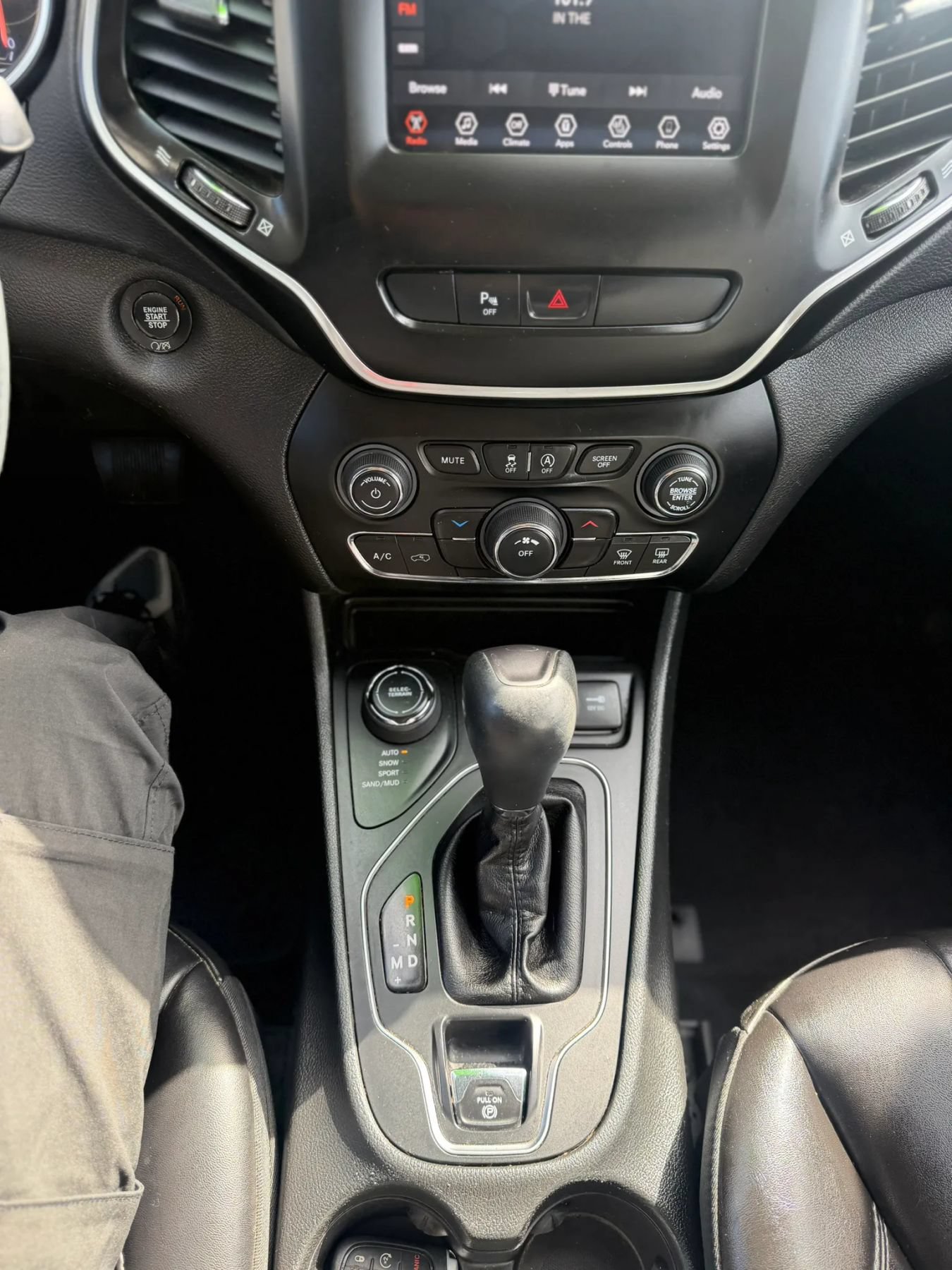 Used 2019 Jeep Cherokee Latitude Plus w/ Cold Weather Group AWD/4WD image 16