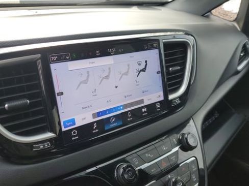 Certified 2025 Chrysler Pacifica Select image 15