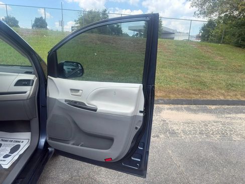Used 2013 Toyota Sienna LE w/ Towing Pkg FWD image 10