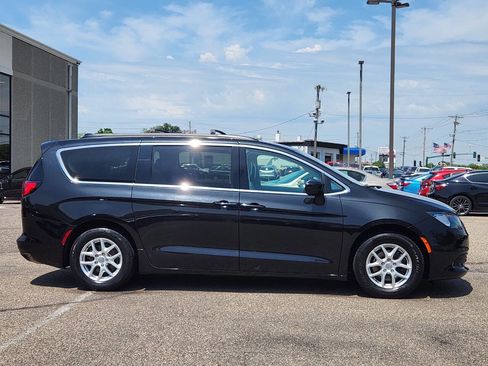 Used 2020 Chrysler Voyager Lxi image 11