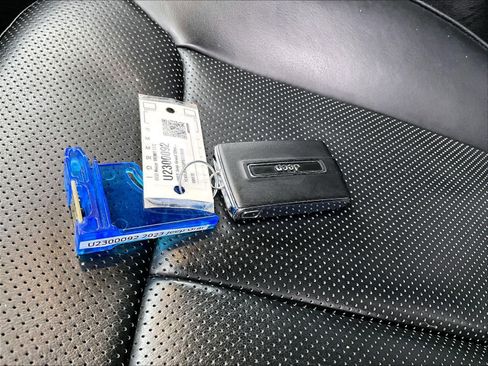 Used 2023 Jeep Grand Cherokee Overland image 30