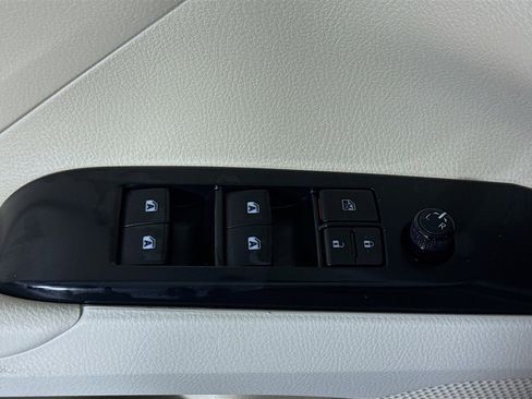 Used 2018 Toyota Camry L image 23