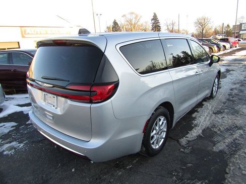 Used 2023 Chrysler Pacifica Touring-L image 3