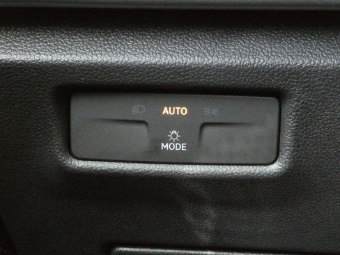 New 2025 Volkswagen Tiguan SE image 12