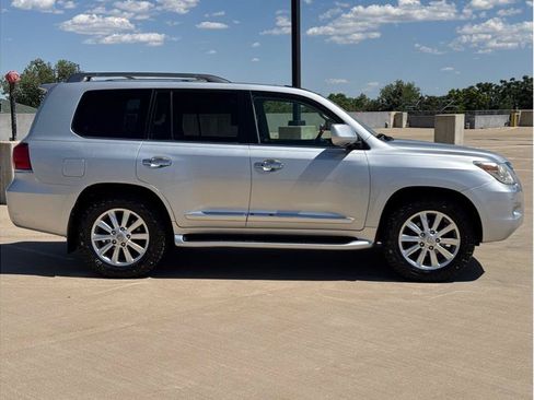 Used 2009 Lexus LX 570 4WD w/ Preferred Accessory Pkg image 9