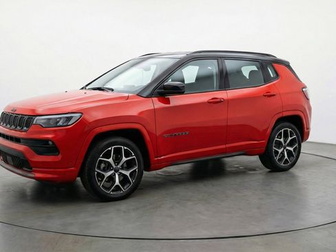 Used 2025 Jeep Compass Limited image 3