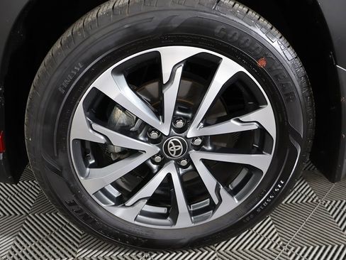 Used 2025 Toyota Corolla Cross XLE image 19