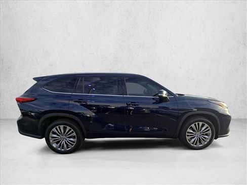 Used 2021 Toyota Highlander Platinum FWD image 4