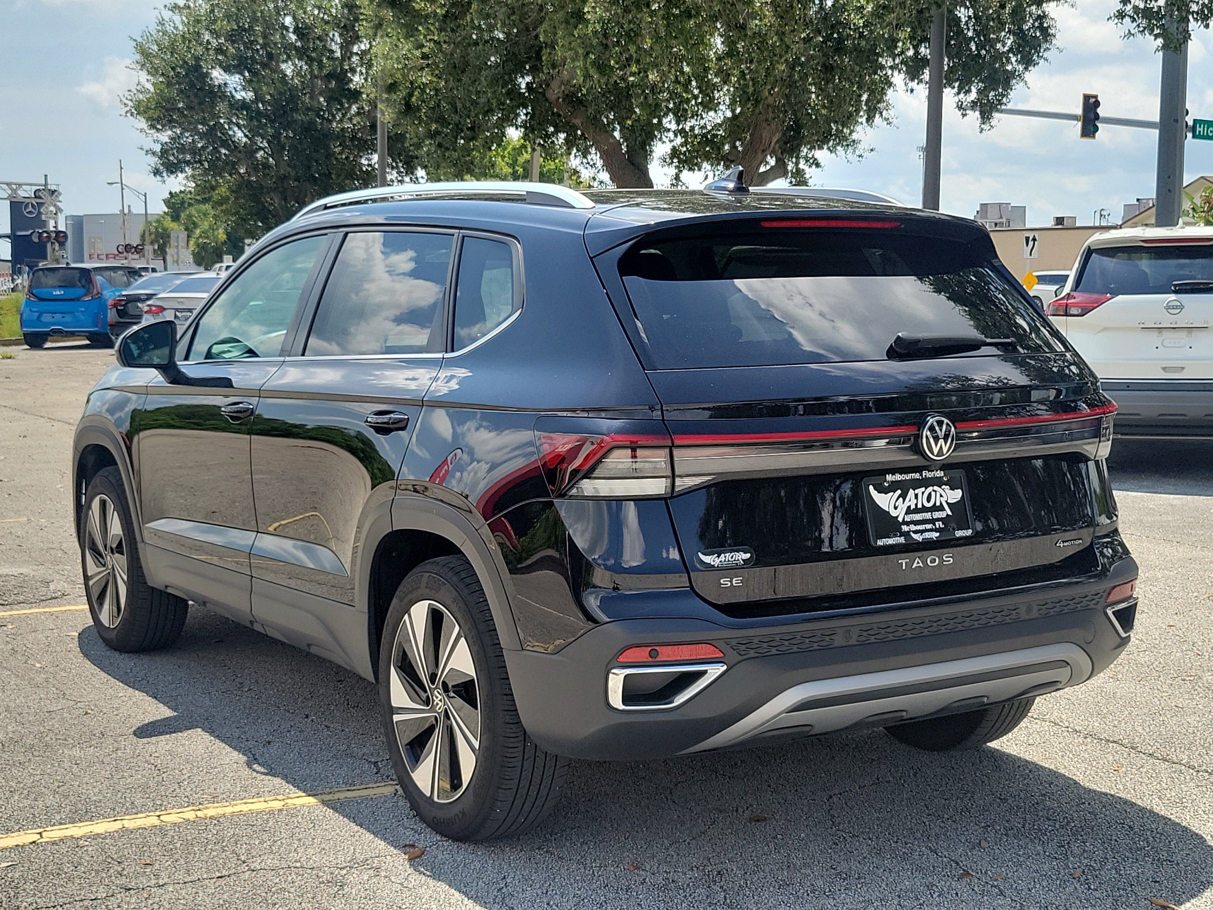 Used 2025 Volkswagen Taos SE AWD/4WD image 3