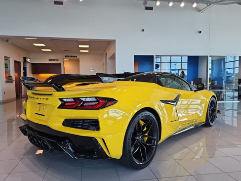 Used 2025 Chevrolet Corvette Z06 RWD image 3