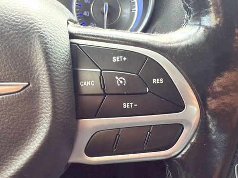 Used 2019 Chrysler 300 Touring w/ Chrome Appearance Package image 11