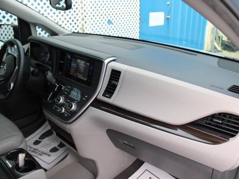 Used 2017 Toyota Sienna XLE FWD image 19