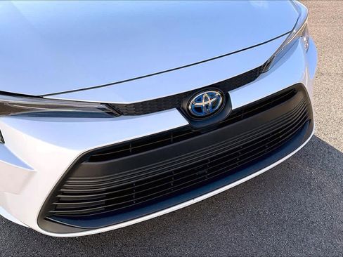 Certified 2025 Toyota Corolla LE image 28