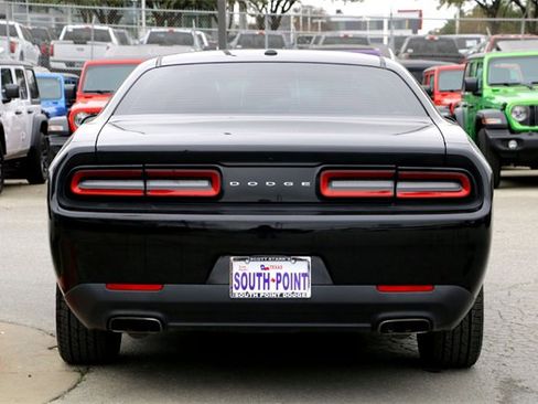 Used 2016 Dodge Challenger SXT image 6