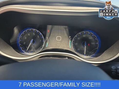Used 2023 Chrysler Pacifica Touring-L FWD image 10