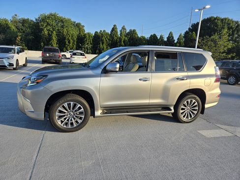 Used 2023 Lexus GX 460 Luxury w/ Accessory Package AWD/4WD image 2