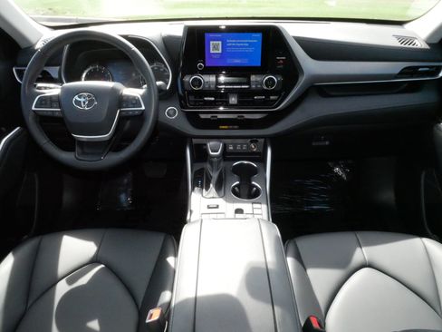 Certified 2026 Toyota Highlander XLE AWD/4WD image 10