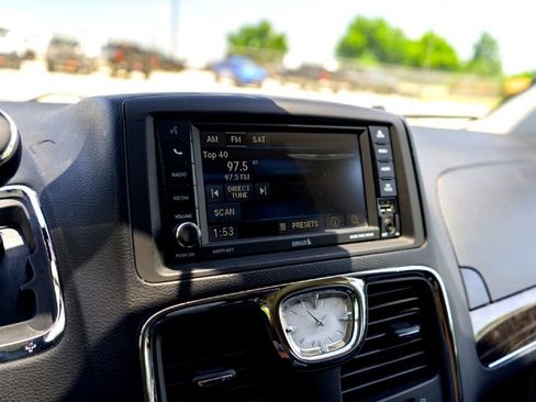 Used 2015 Chrysler Town & Country Touring FWD image 19