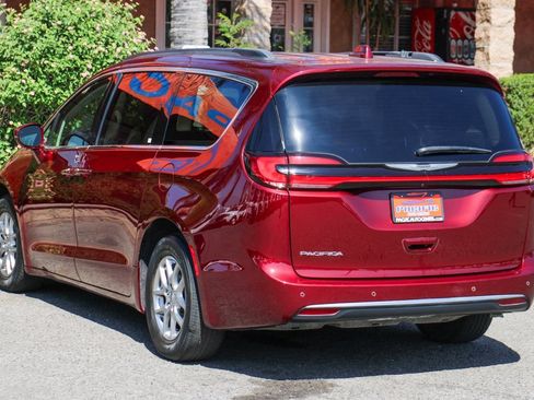 Used 2021 Chrysler Pacifica Touring w/ Uconnect Theater Family Group image 6