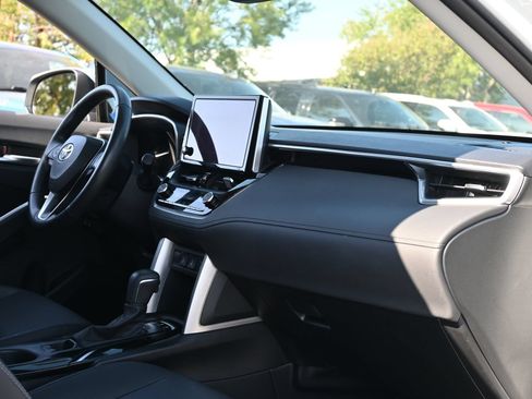 Used 2023 Toyota Corolla Cross XLE w/ Convenience Package FWD image 25