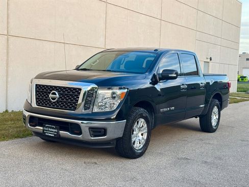 Used 2018 Nissan Titan SV AWD/4WD image 3