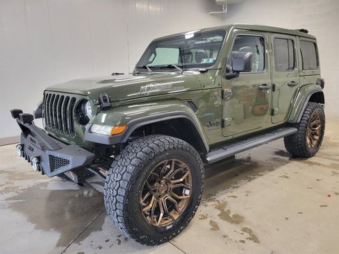 Used 2023 Jeep Wrangler Unlimited Sahara AWD/4WD image 3