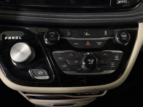 Used 2022 Chrysler Pacifica Touring-L FWD image 24