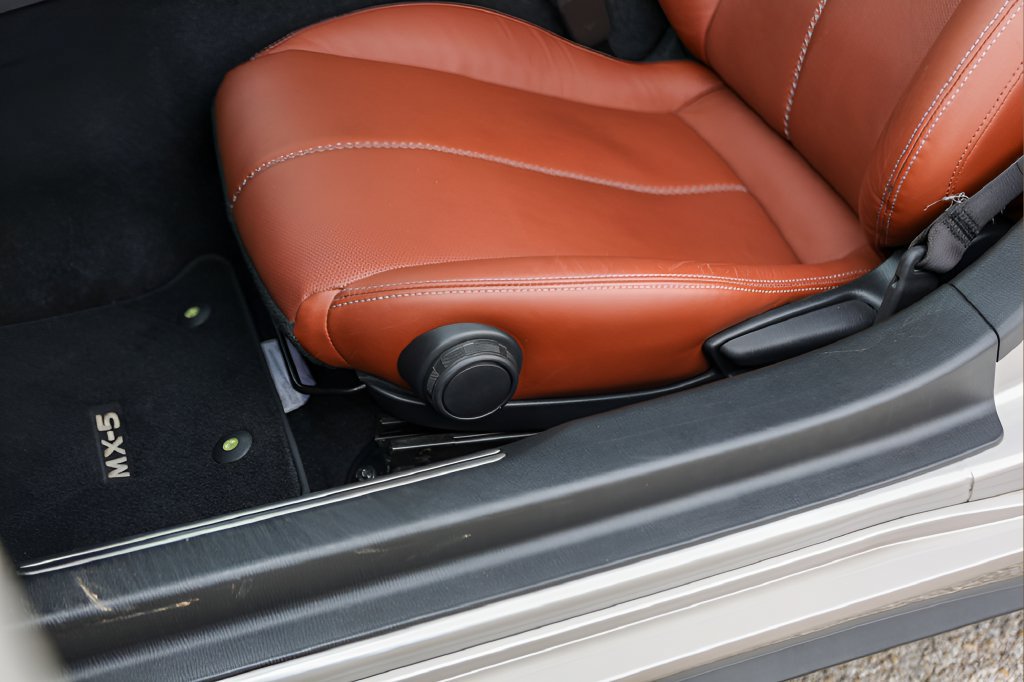 Used 2022 MAZDA MX-5 Miata RF Grand Touring RWD image 8