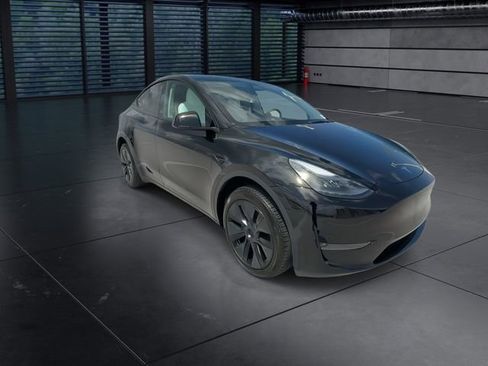 Used 2025 Tesla Model Y Long Range AWD/4WD image 2