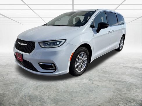 Used 2024 Chrysler Pacifica Touring-L image 1