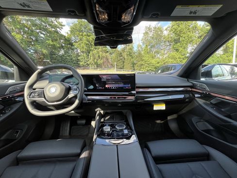 Used 2025 BMW i5 xDrive40 w/ Premium Package image 18