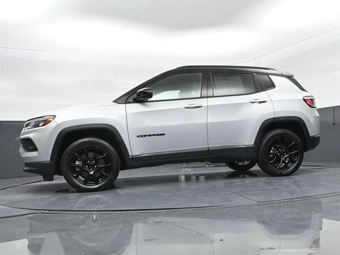 Used 2024 Jeep Compass Latitude w/ Altitude Special Edition AWD/4WD image 32