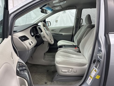Used 2014 Toyota Sienna LE FWD image 13