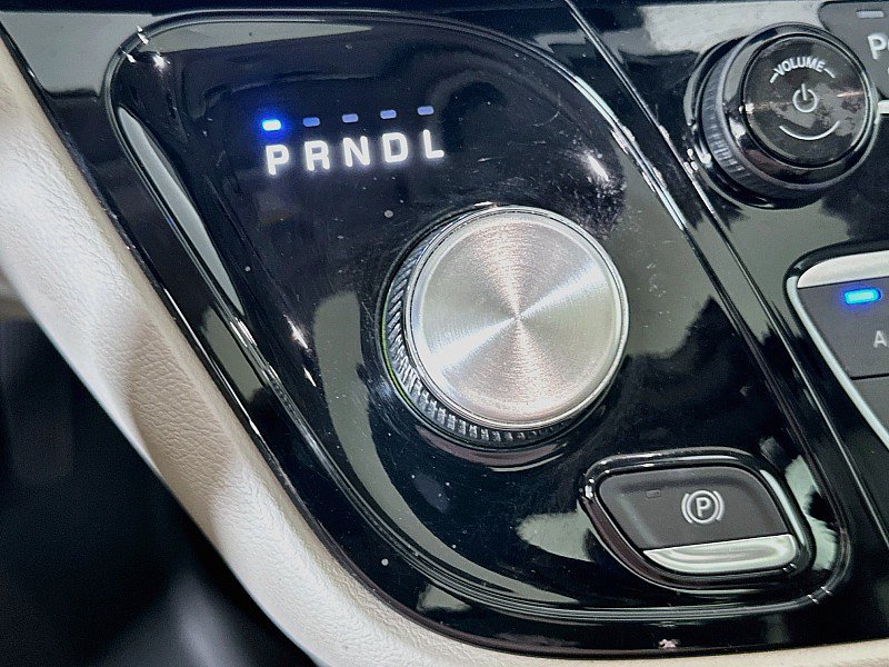 Used 2019 Chrysler Pacifica Touring-L Plus w/ Advanced Safetytec Group FWD image 19