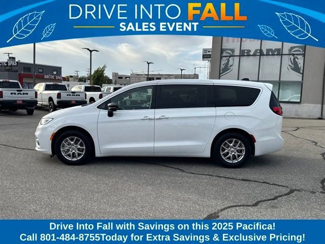 Used 2025 Chrysler Pacifica Select FWD image 2