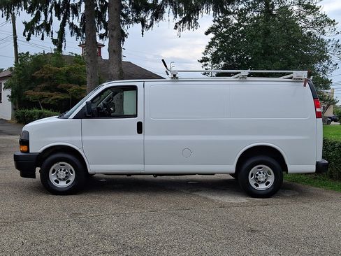 Used 2022 Chevrolet Express 2500 w/ Driver Convenience Package RWD image 4