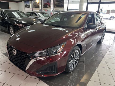 Used 2025 Nissan Altima 2.5 SV image 1