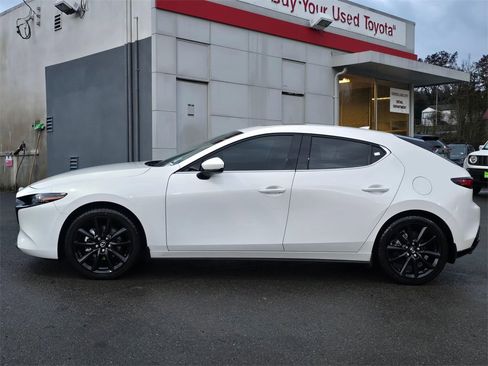 Used 2020 MAZDA MAZDA3 Premium image 4