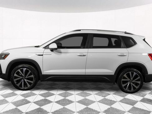 Used 2024 Volkswagen Taos SE w/ MDO Package FWD image 19