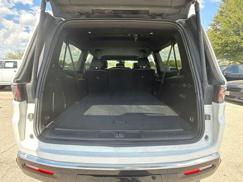 Used 2024 Jeep Wagoneer L Series II RWD image 11