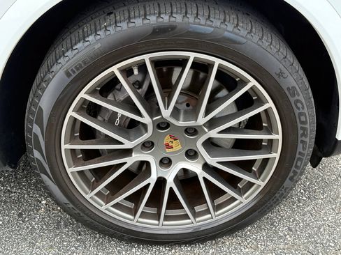 Used 2023 Porsche Cayenne Platinum Edition AWD/4WD image 40