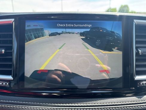 Used 2023 Chrysler Pacifica Limited FWD image 9