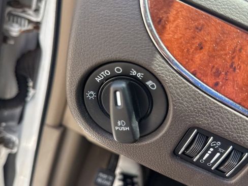 Used 2014 Chrysler Town & Country Touring-L FWD image 3