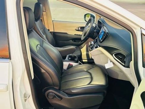 New 2023 Chrysler Pacifica Touring-L image 27