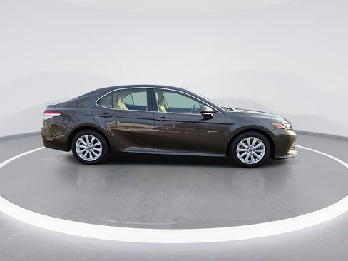 Used 2018 Toyota Camry LE image 11