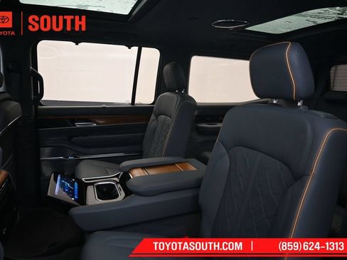Used 2022 Jeep Grand Wagoneer Series III AWD/4WD image 28