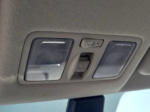 Used 2025 Hyundai Venue SEL FWD image 19