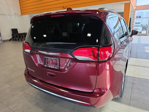 Used 2017 Chrysler Pacifica Touring-L FWD image 7